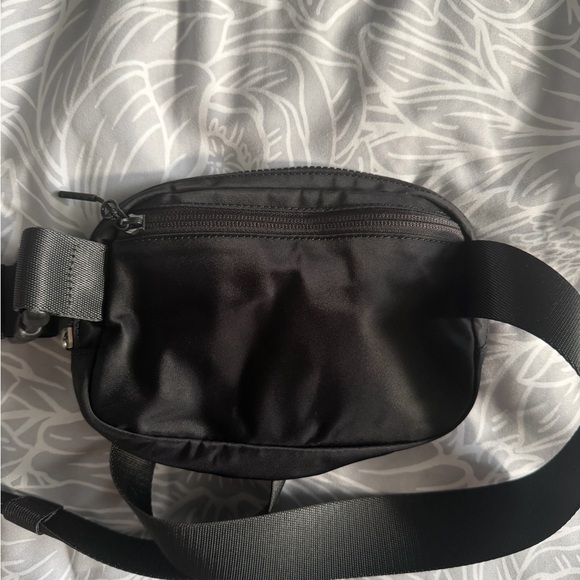 EUC lululemon Black Belt Bag - 1L - Picture 3 of 4